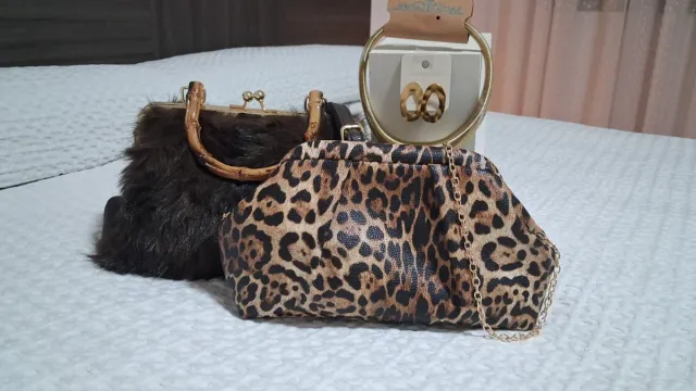 Bolso y conjunto de bisutería