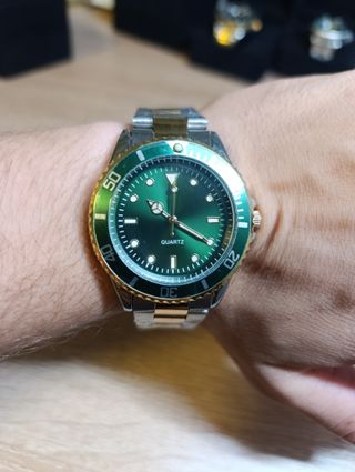 Reloj de pulsera verde y dorado