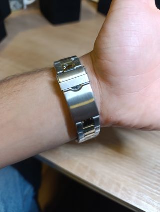 Reloj de pulsera verde y dorado