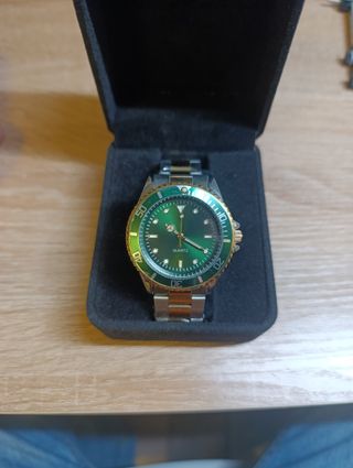 Reloj de pulsera verde y dorado