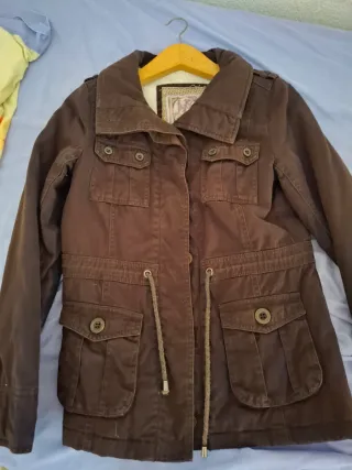 Parka marrón con borreguito