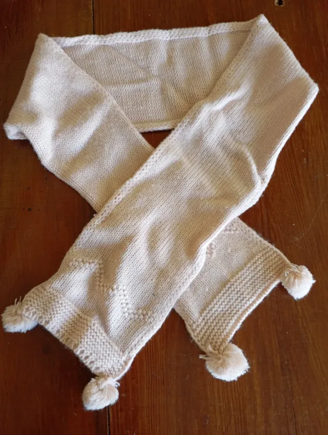 Bufanda infantil beige con pompones