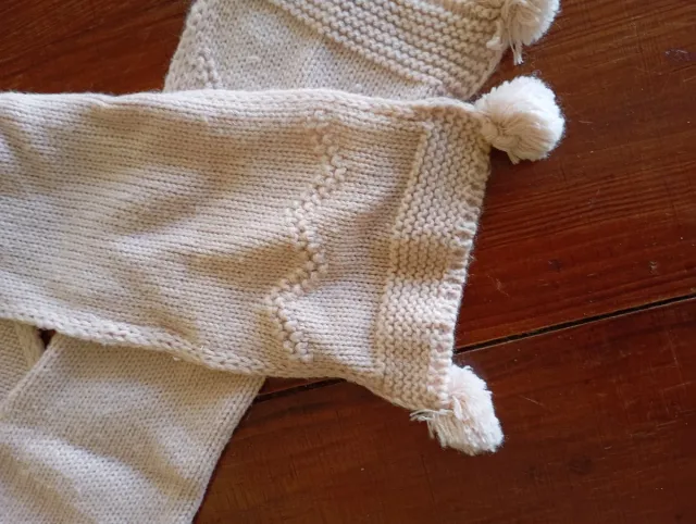Bufanda infantil beige con pompones