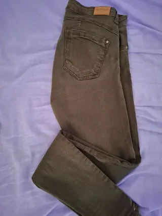 Pantalón vaquero verde militar