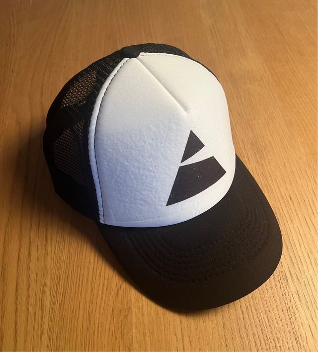 Gorra Trucker The Other Side Pink Floyd B/N