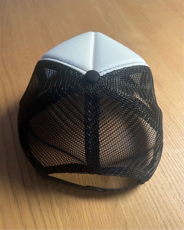 Gorra Trucker The Other Side Pink Floyd B/N