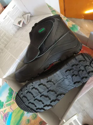 Botas de trabajo PANTER impermeables negras.