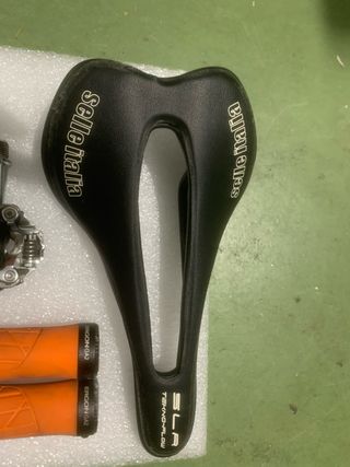 Puños Ergon GA2, Pedales y Sillín