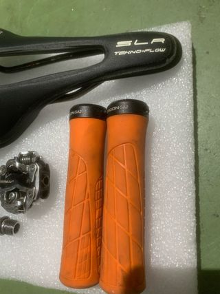 Puños Ergon GA2, Pedales y Sillín