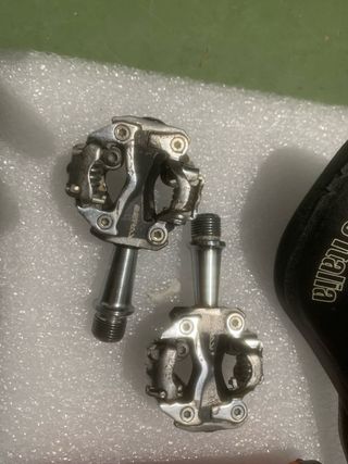 Puños Ergon GA2, Pedales y Sillín