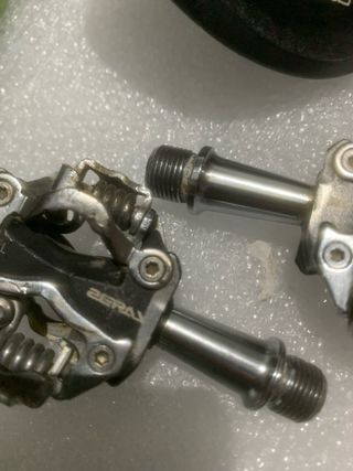 Puños Ergon GA2, Pedales y Sillín