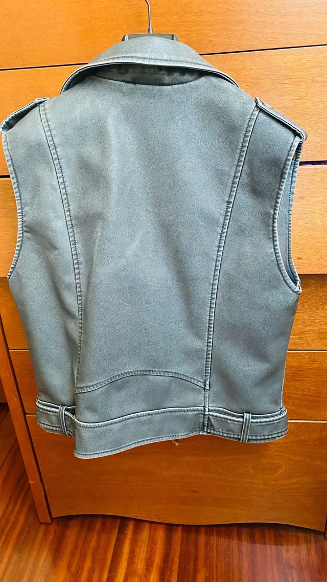 Chaleco Biker Rita Ora Efecto Piel Gris Talla XS