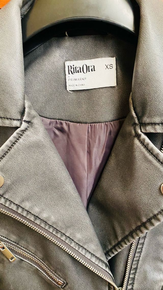 Chaleco Biker Rita Ora Efecto Piel Gris Talla XS