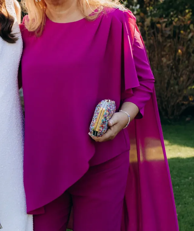 Conjunto pantalón y casaca con capa