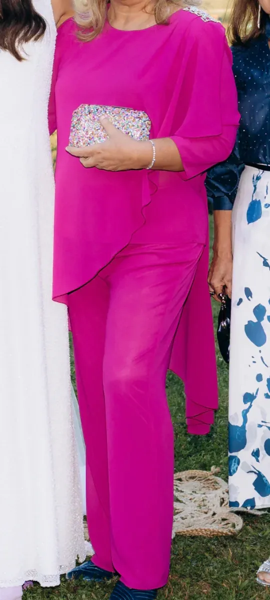 Conjunto pantalón y casaca con capa