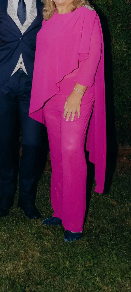 Conjunto pantalón y casaca con capa