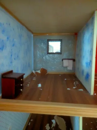 Casa de muñecas con muebles.