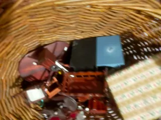 Casa de muñecas con muebles.