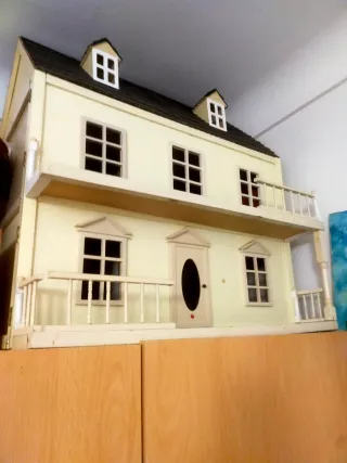 Casa de muñecas con muebles.