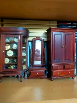 Casa de muñecas con muebles.