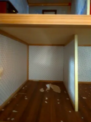 Casa de muñecas con muebles.