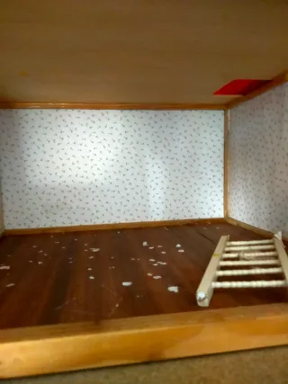 Casa de muñecas con muebles.