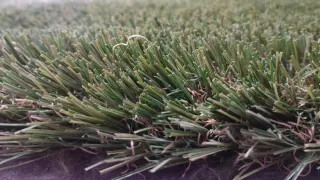 Césped artificial verde y verde oliva