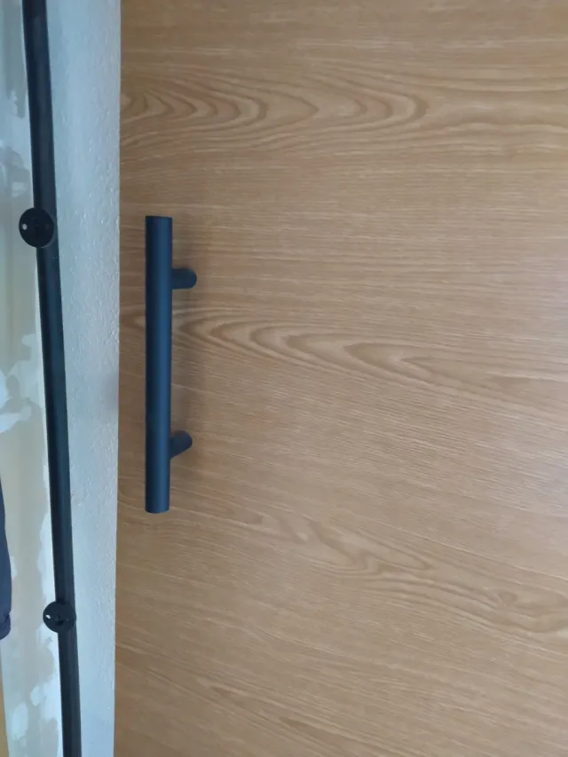 Puerta corredera estilo granero de madera