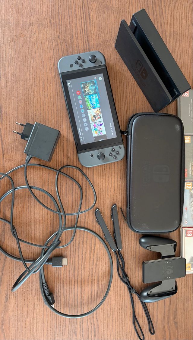 Nintendo Switch Gris como nueva. menos de 20h uso.