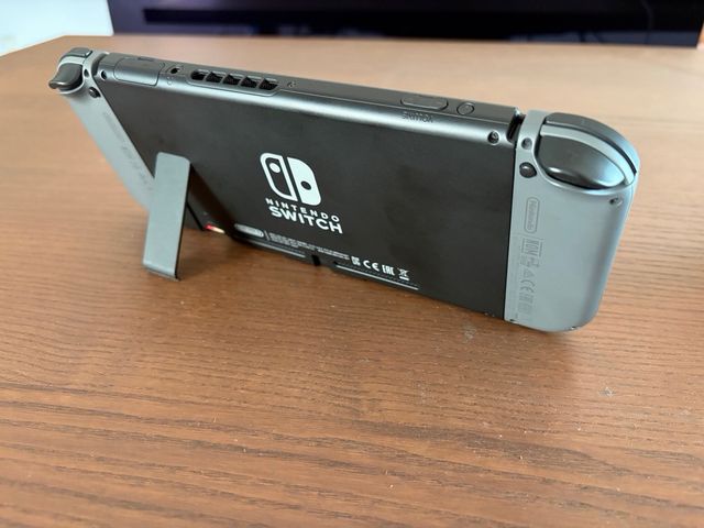 Nintendo Switch Gris como nueva. menos de 20h uso.