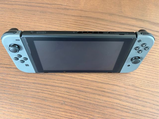 Nintendo Switch Gris como nueva. menos de 20h uso.