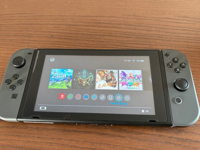 Nintendo Switch Gris como nueva. menos de 20h uso.