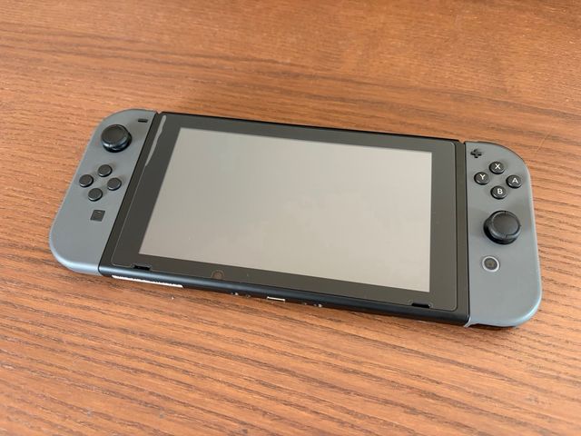 Nintendo Switch Gris como nueva. menos de 20h uso.