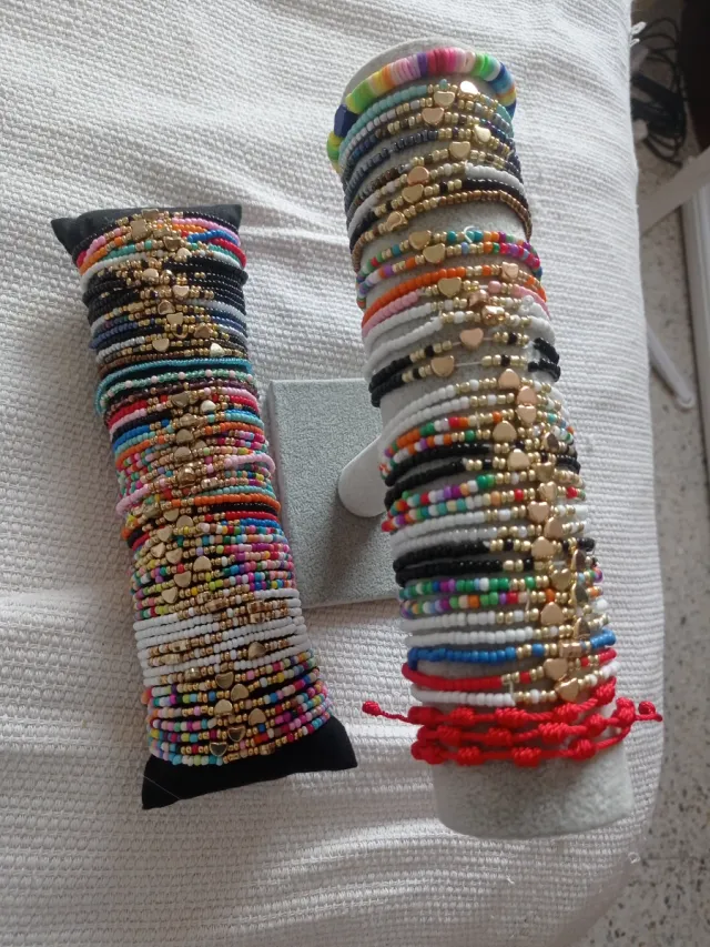 Pulseras de colores con detalles dorados