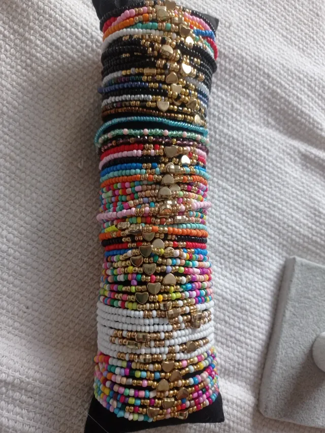 Pulseras de colores con detalles dorados