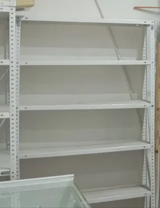 Due scaffali metallici bianchi