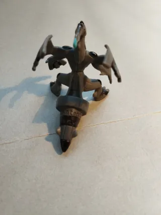 Figuras Pokémon Zekrom y Reshiram