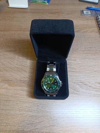 Reloj de pulsera plateado y verde