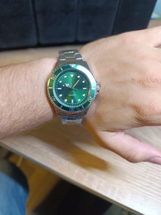 Reloj de pulsera plateado y verde