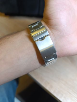 Reloj de pulsera plateado y verde