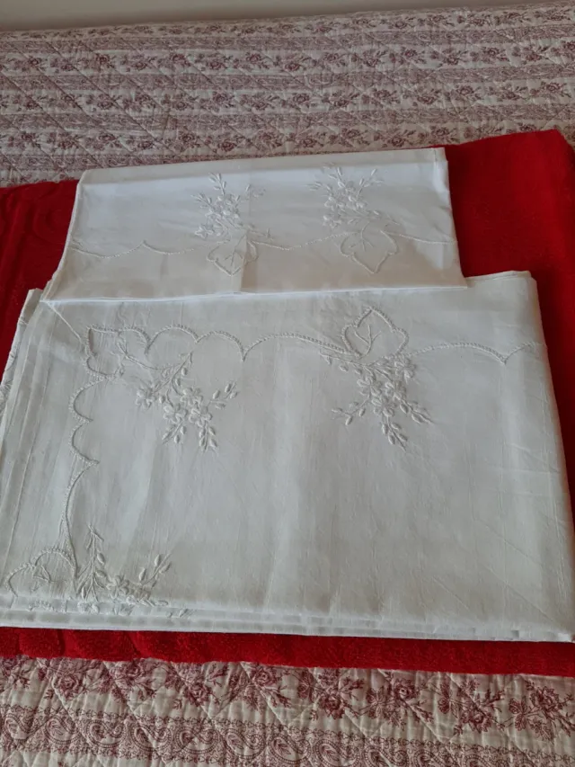 Juego de sábanas bordadas a mano