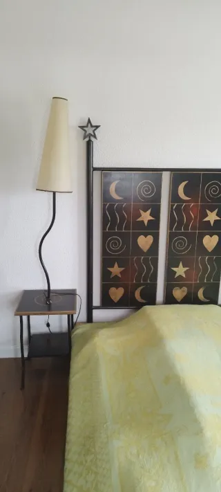 Conjunto dormitorio de forja y madera pintada.