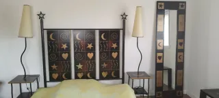 Conjunto dormitorio de forja y madera pintada.