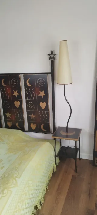 Conjunto dormitorio de forja y madera pintada.