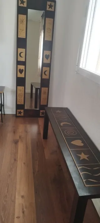 Conjunto dormitorio de forja y madera pintada.