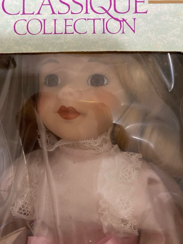 Muñeca de Porcelana Jessica Clásica