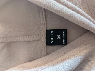 Sudadera beige con capucha y bolsillo