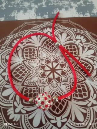 Pulsera roja con bola de pedrería