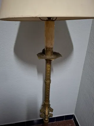 Lámpara de pie, imitación bronce.