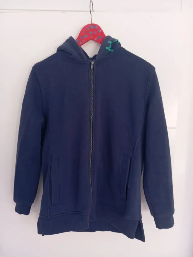 Sudadera azul con cremallera y capucha